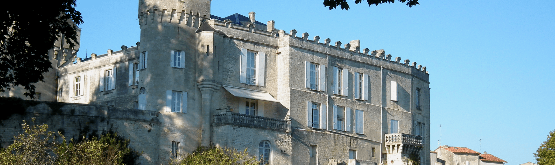 débarras maison Jonzac, débarras appartement Jonzac, vide maison Jonzac, vide appartement Jonzac, débarras maison gratuit Jonzac, encombrants Jonzac, vider bureaux Jonzac, vider maison avant vente Jonzac, vider maison après décès Jonzac