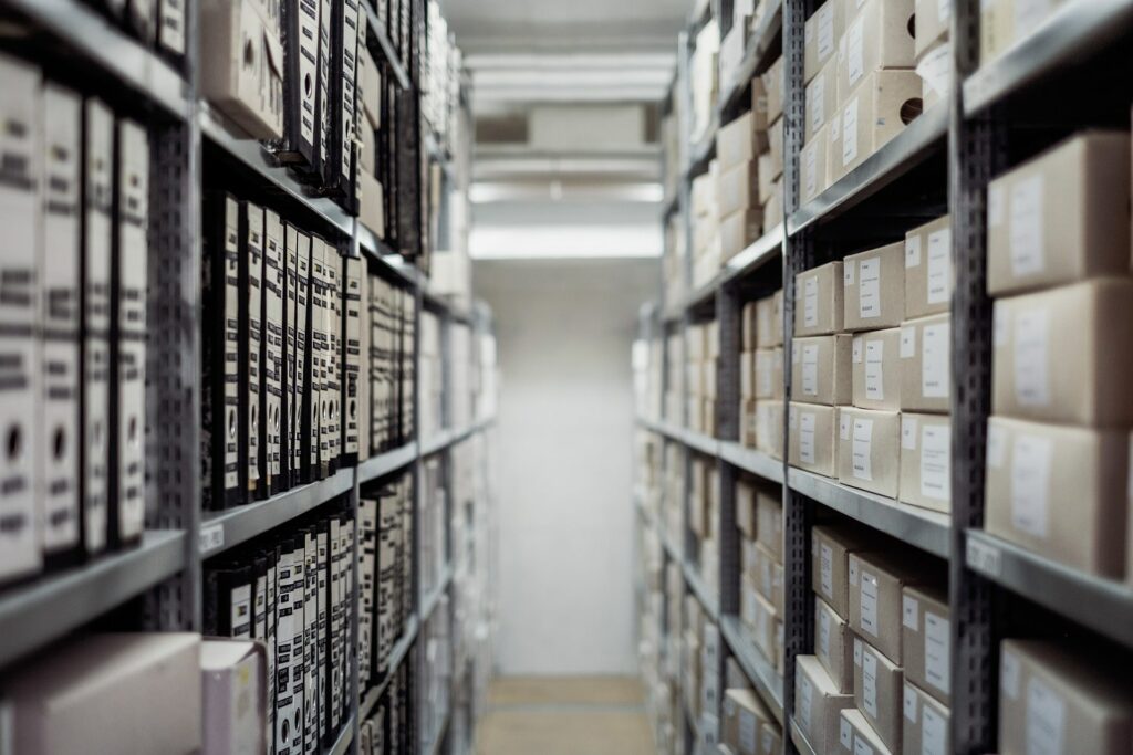 débarras dépôt atelier local usine hangar débarrasser entreprise archives stockage stock dossiers débarras vider