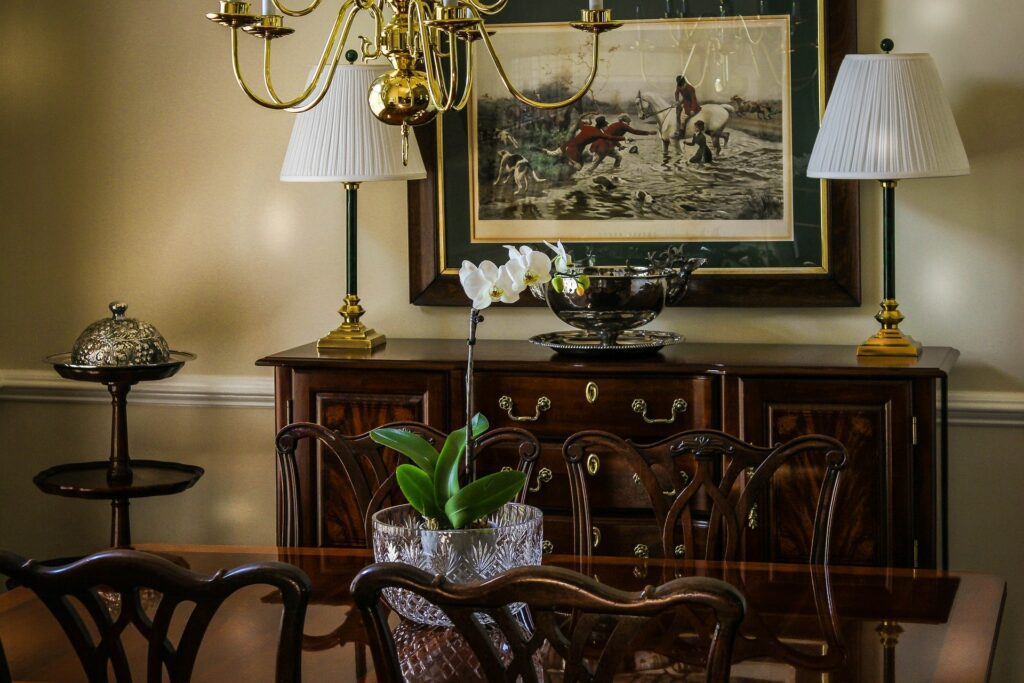 Salle à manger meubles en bois massif lustre table chaises lampes abat-jour débarrasser vider maison débarrasse rapide comment vider maison appartement débarras Toulouse 31